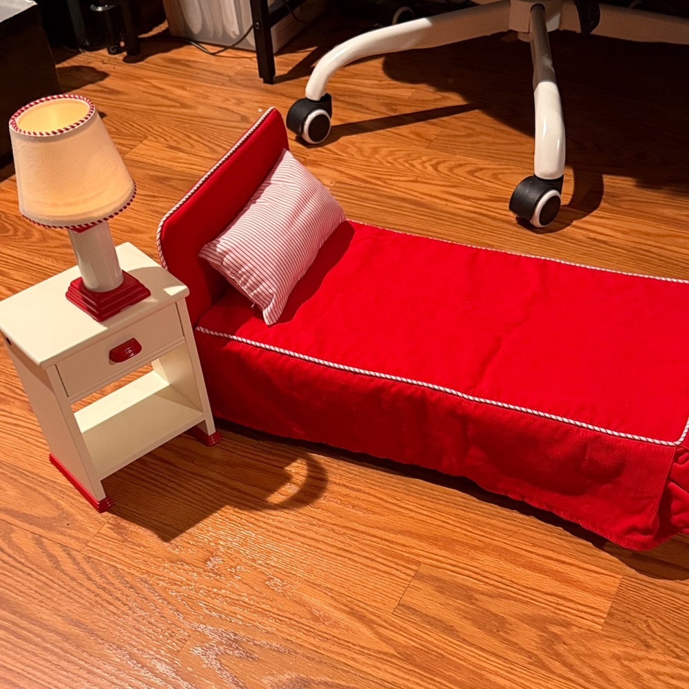 American Girl Molly Bed and Nightstand with Lamp